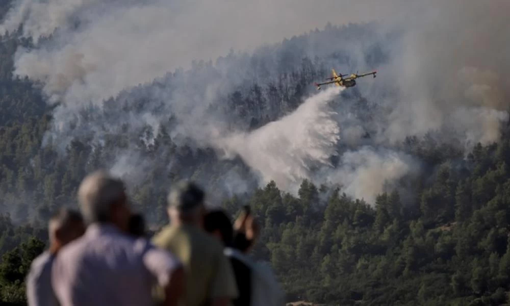 Φωτιά στα Βίλια: Πολίτες ''γιούχαραν'' άγρια αστυνομικούς- "Να φύγετε, τα έχετε κάνει…"